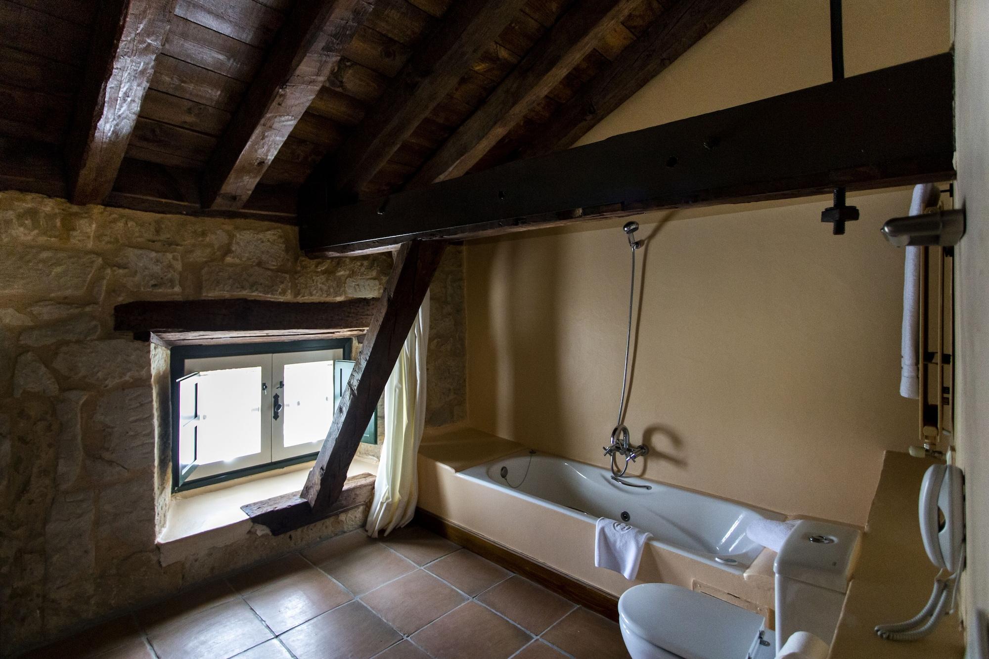 Hacienda Zorita Wine Hotel & Spa Вальвердон Экстерьер фото Bathroom in the house