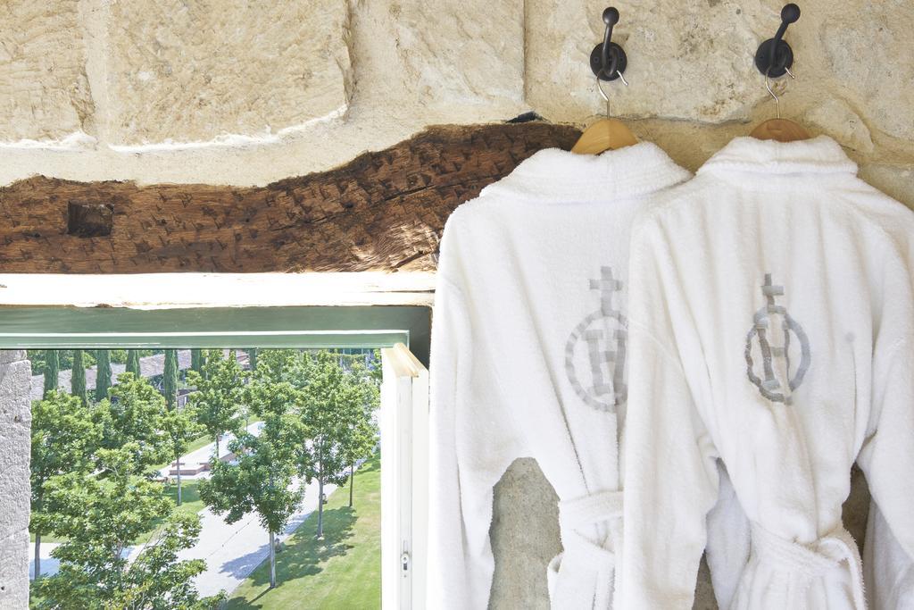 Hacienda Zorita Wine Hotel & Spa Вальвердон Экстерьер фото Two bathrobes