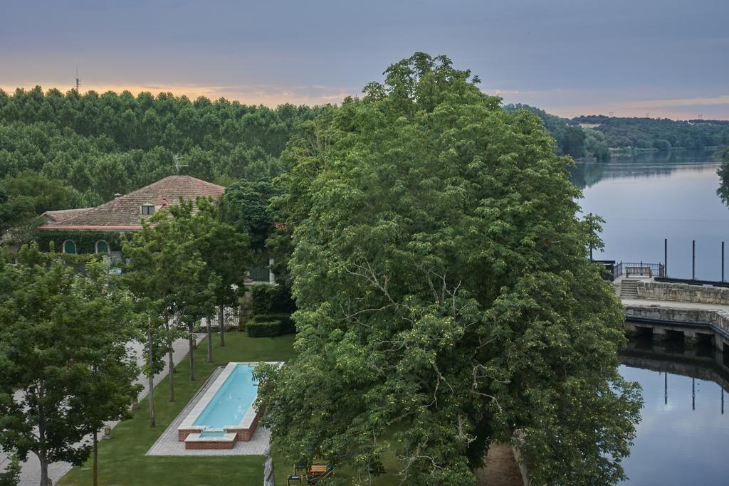 Hacienda Zorita Wine Hotel & Spa Вальвердон Экстерьер фото View of the lake from the hotel