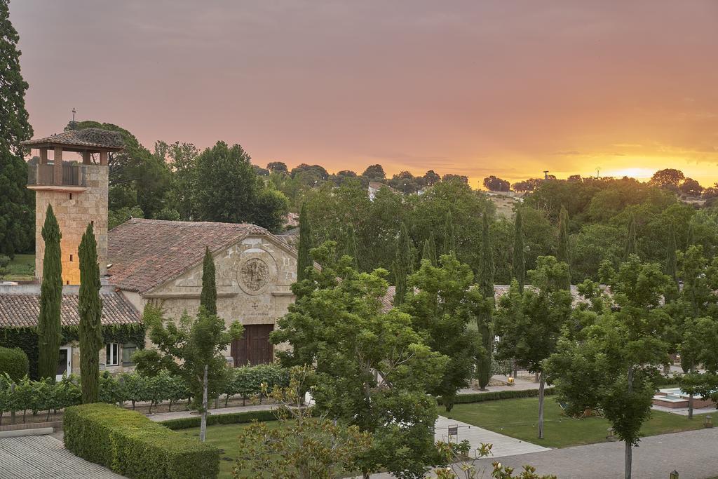 Hacienda Zorita Wine Hotel & Spa Вальвердон Экстерьер фото Sunset at the St. Mark's Chapel